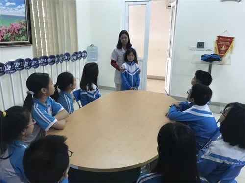 Chi hội Chữ thập đỏ trường TH Đô thị Sài Đồng tuyên truyền và tập huấn cách sơ cấp cứu hóc dị vật cho học sinh